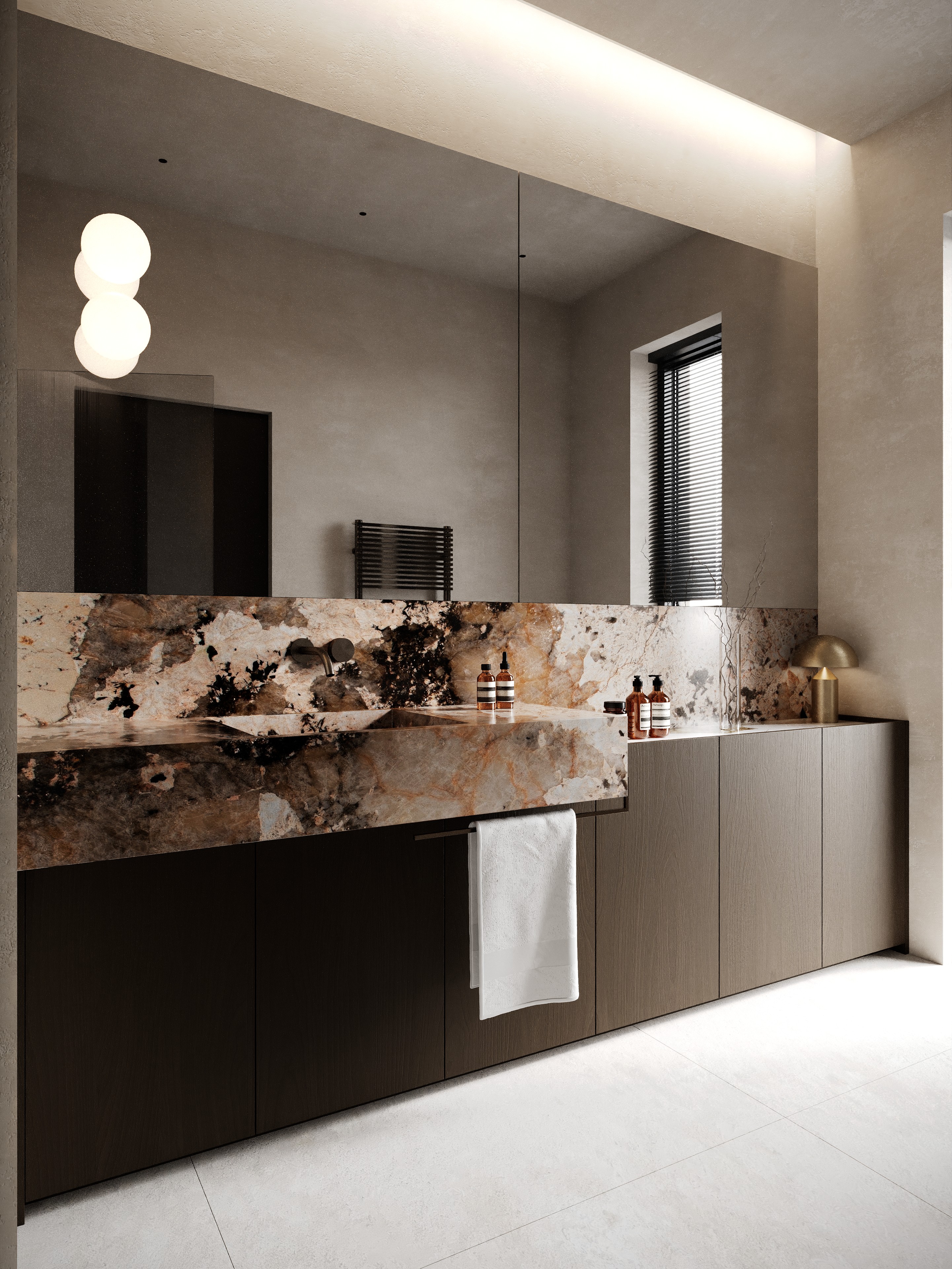 Bagno in marmo Patagonia con mobile lavabo e grande specchio a parete